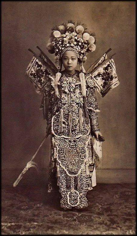1900年,科钦支那,面容俊秀的女戏子.