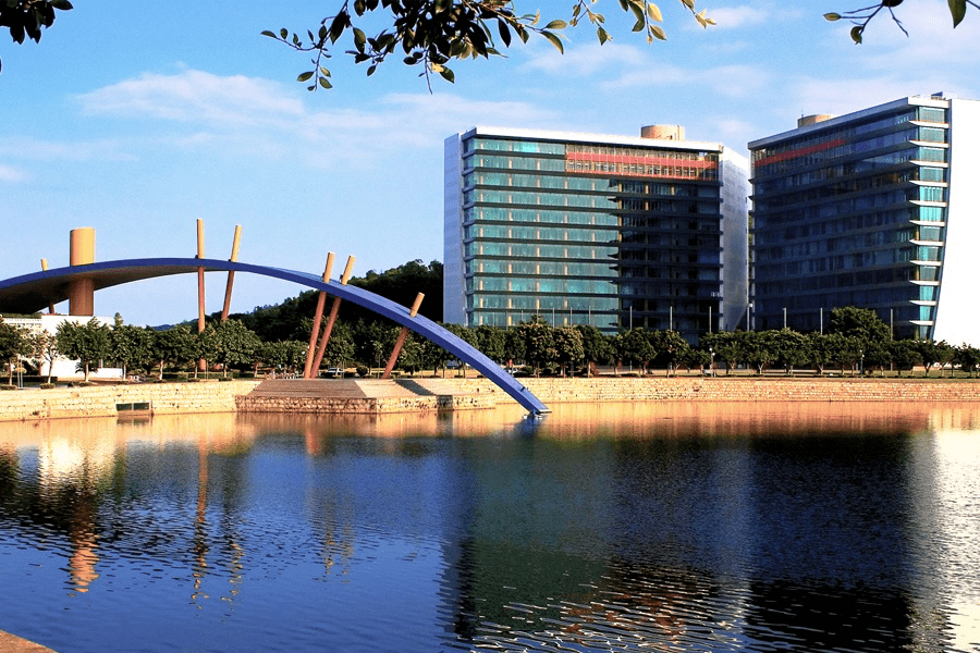 中山大学珠海校区三面环山,一面临海