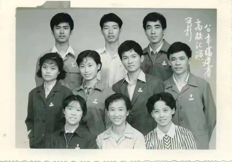 《伞舞》这个节目只需要8位演员,这就意味着相当一部分舞蹈队队员都