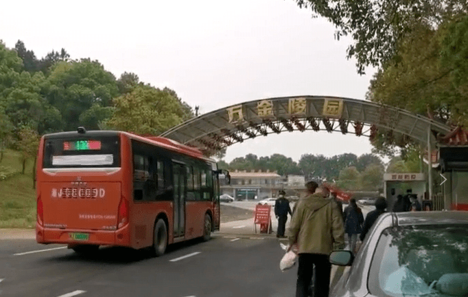 我为群众办实事常德13路a线公交车清明期间加强运力