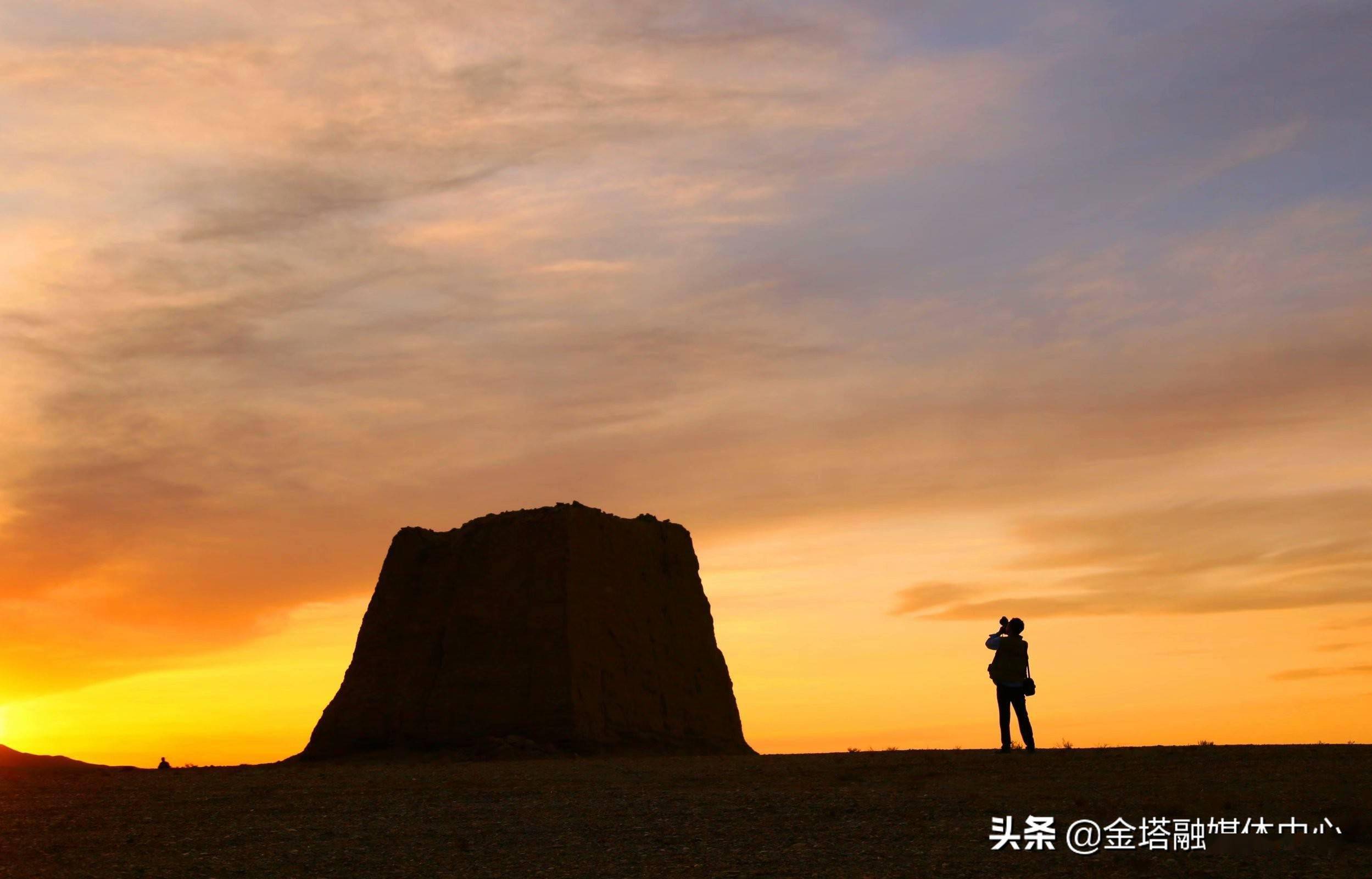 美丽陇原酒泉市金塔县大漠烽燧映余晖