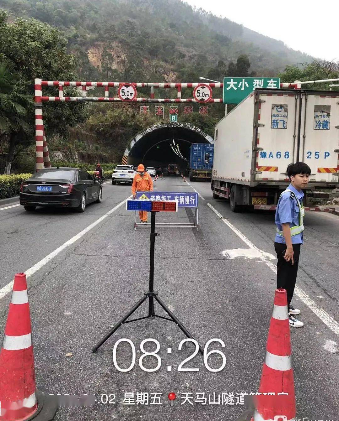 今天早上6点42分,集美公路部门接到消息称,海翔大道天马山隧道集美往