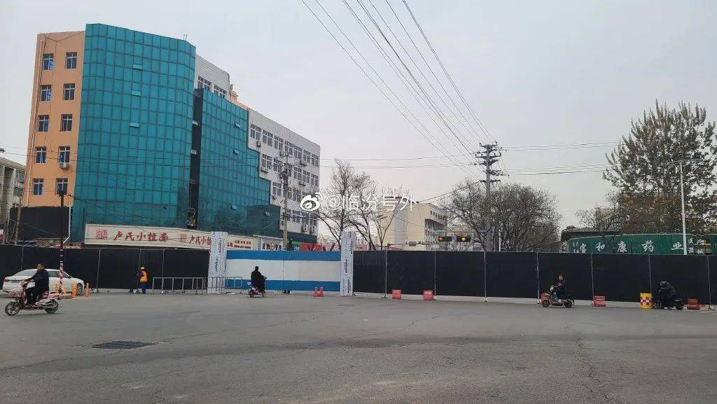 临汾五一路道路封闭,现场实拍.