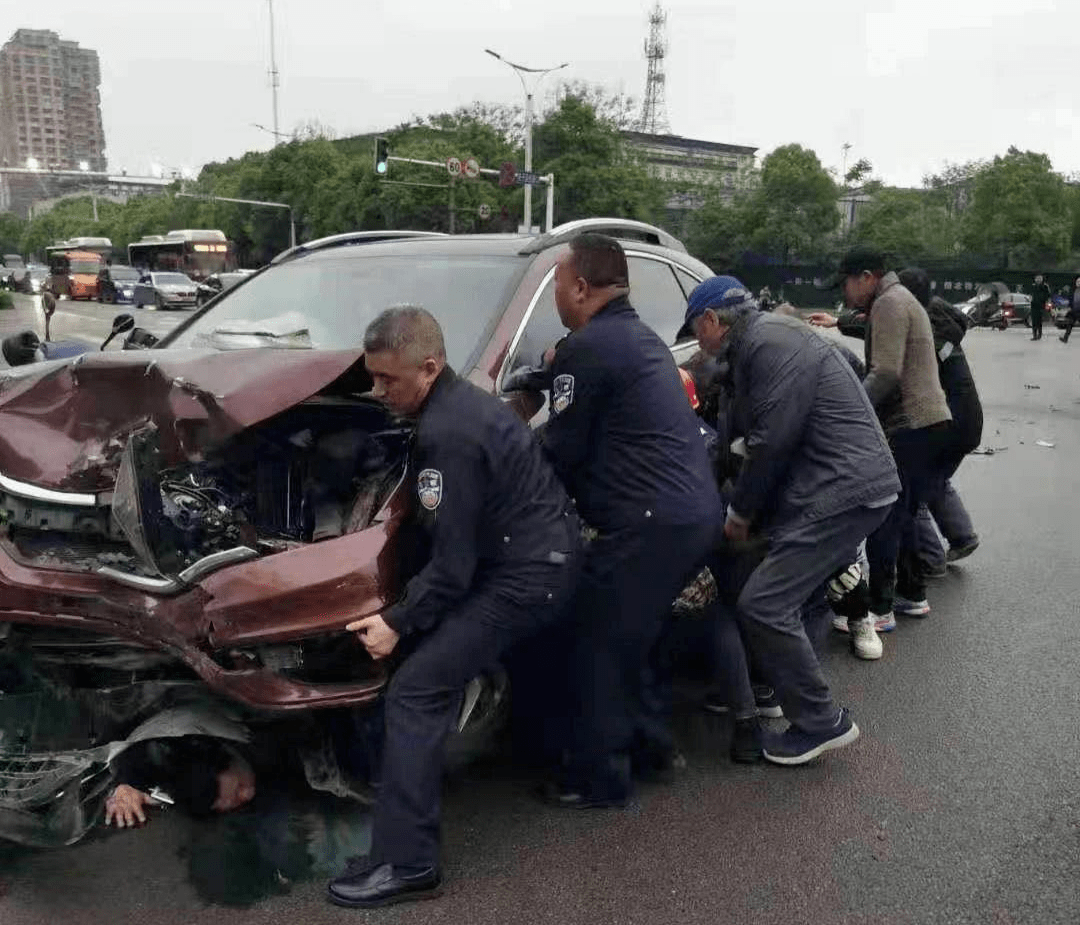 湘潭一路口发生车祸!一名伤者被困._事故