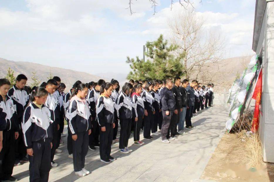 岷县一中 岷县一中组织部分学生来到二郎山烈士陵园开展清明祭扫活动
