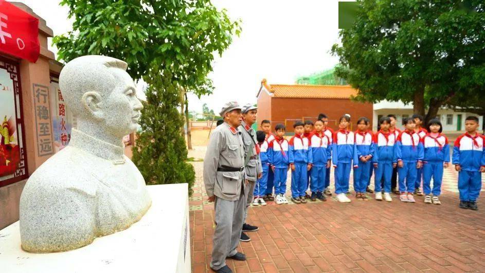 在黄学增烈士雕塑前,学生们与革命先烈后代近距离接触,面对面交流