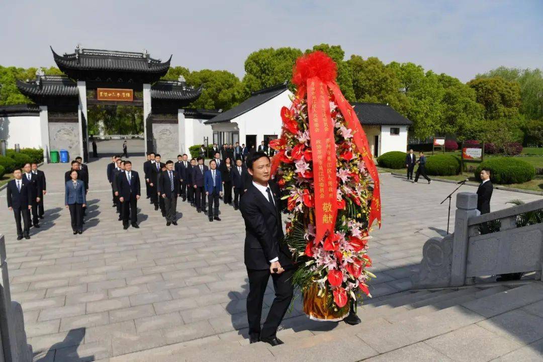 李铭,王国荣等领导还向张应春烈士墓献花,并参观了吴江烈士纪念馆