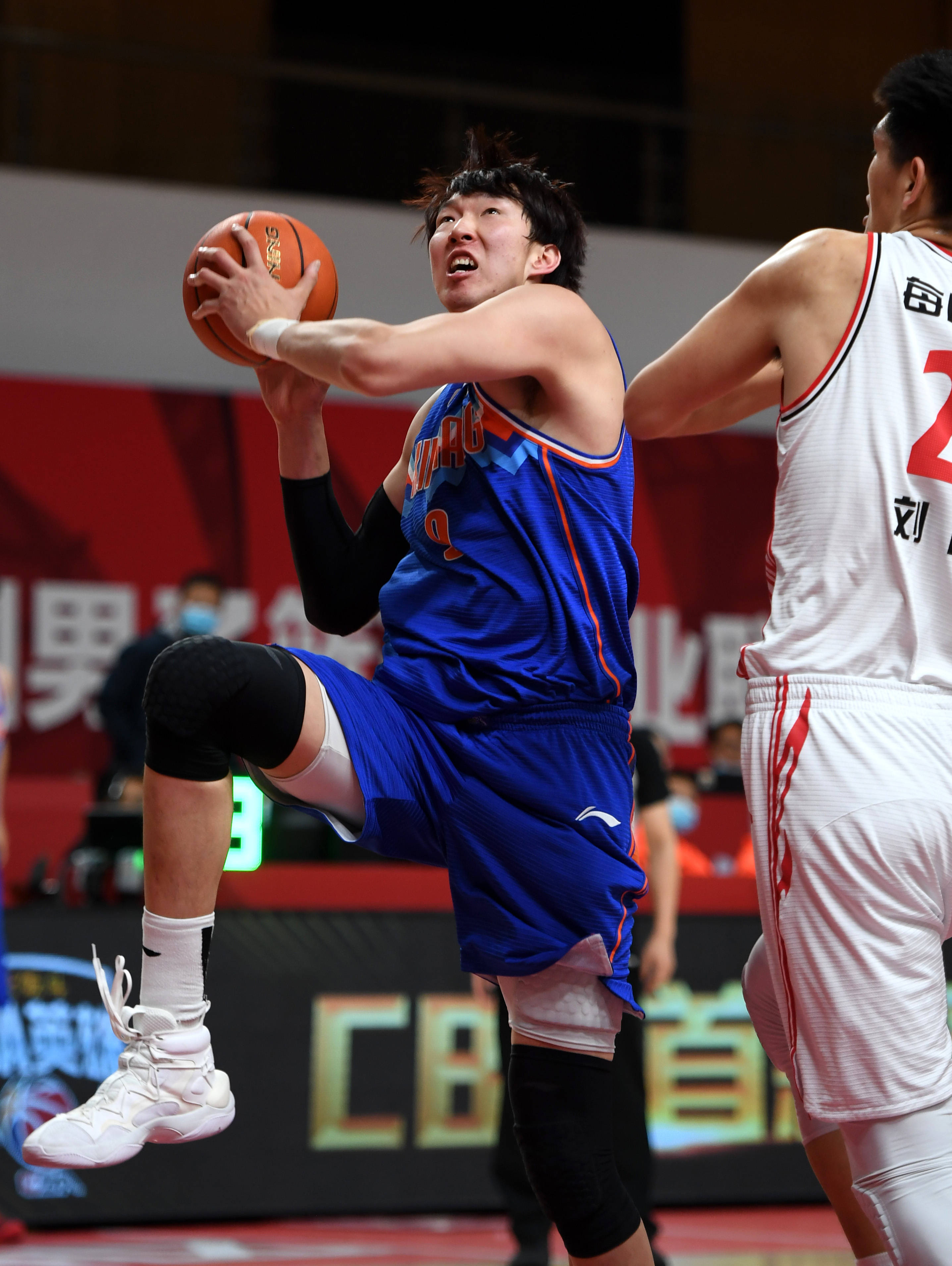 篮球——cba第四阶段:青岛每日优鲜胜新疆伊力特_球员