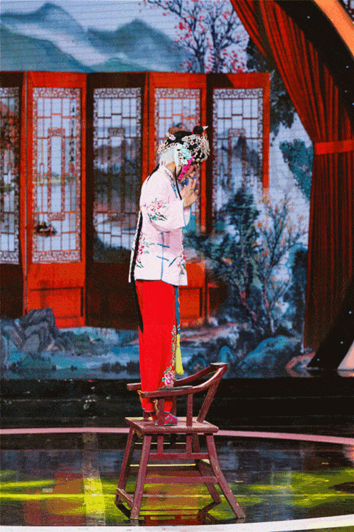 本期征集来聊聊戏曲表演中的「花式动作」吧,也即常见的一些绝活,高