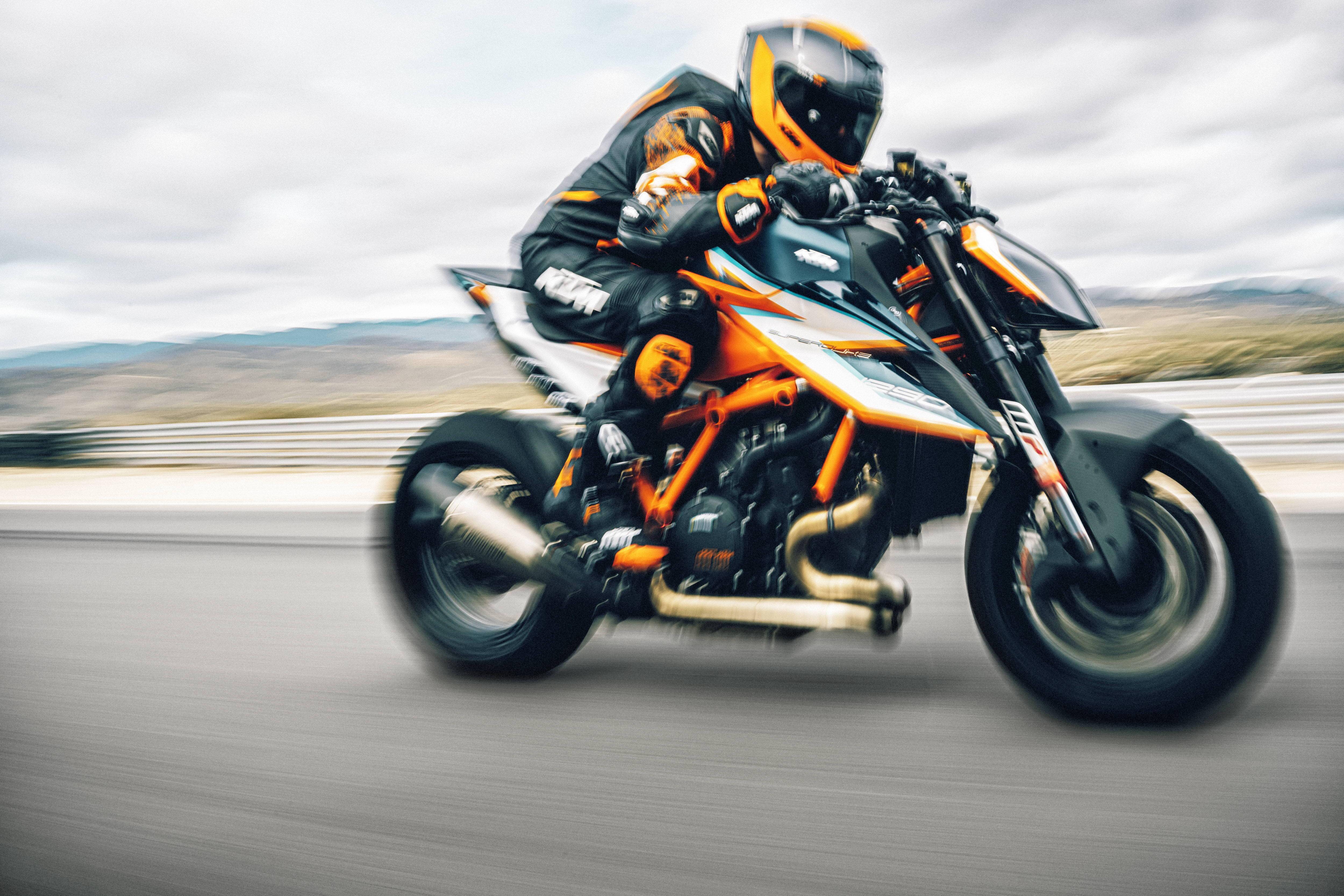 ktm 1290 super duke rr:户外特写