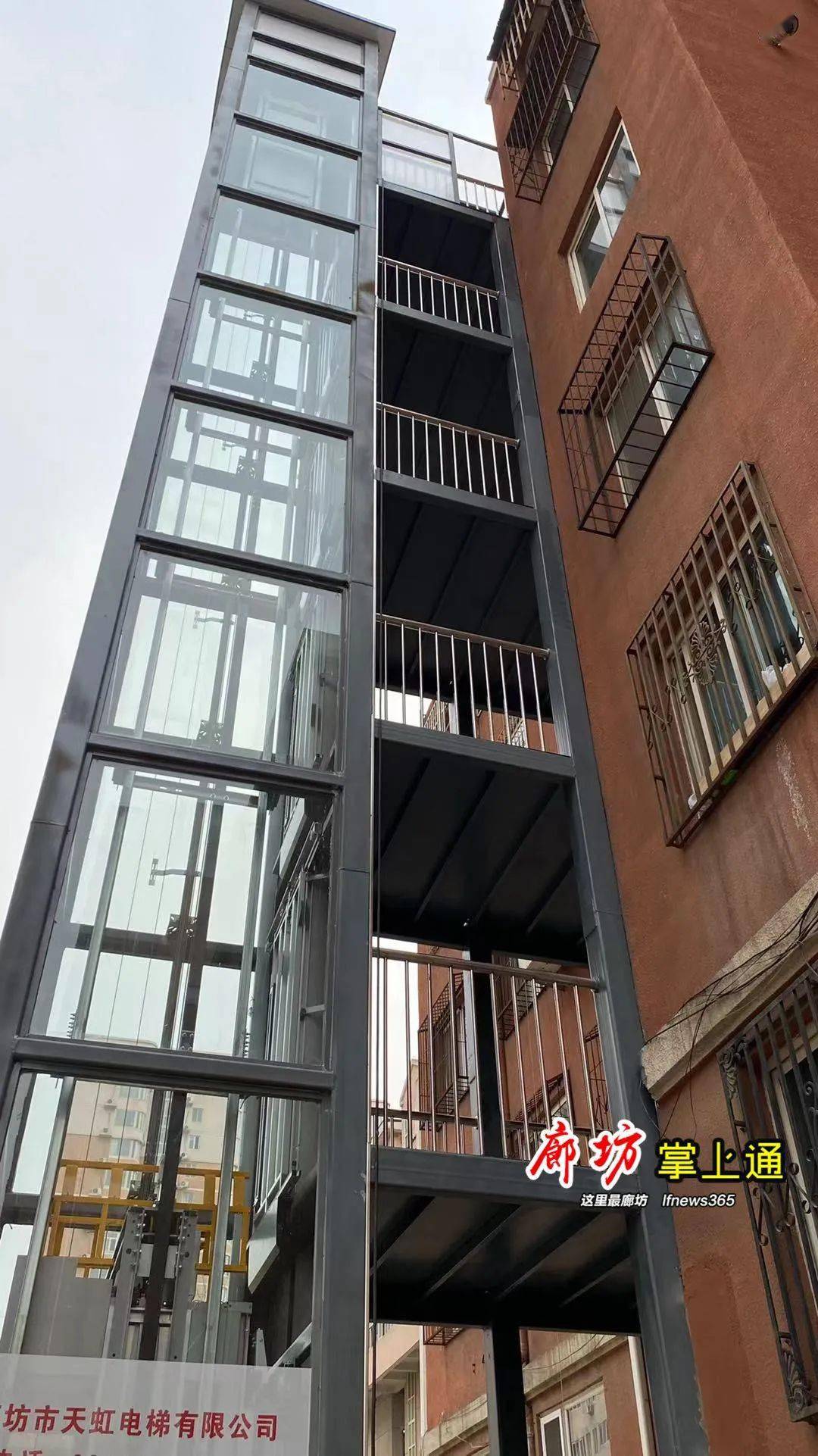 既美观又实用  深灰色的钢结构框架  此次加装电梯为外挂式  电梯主体