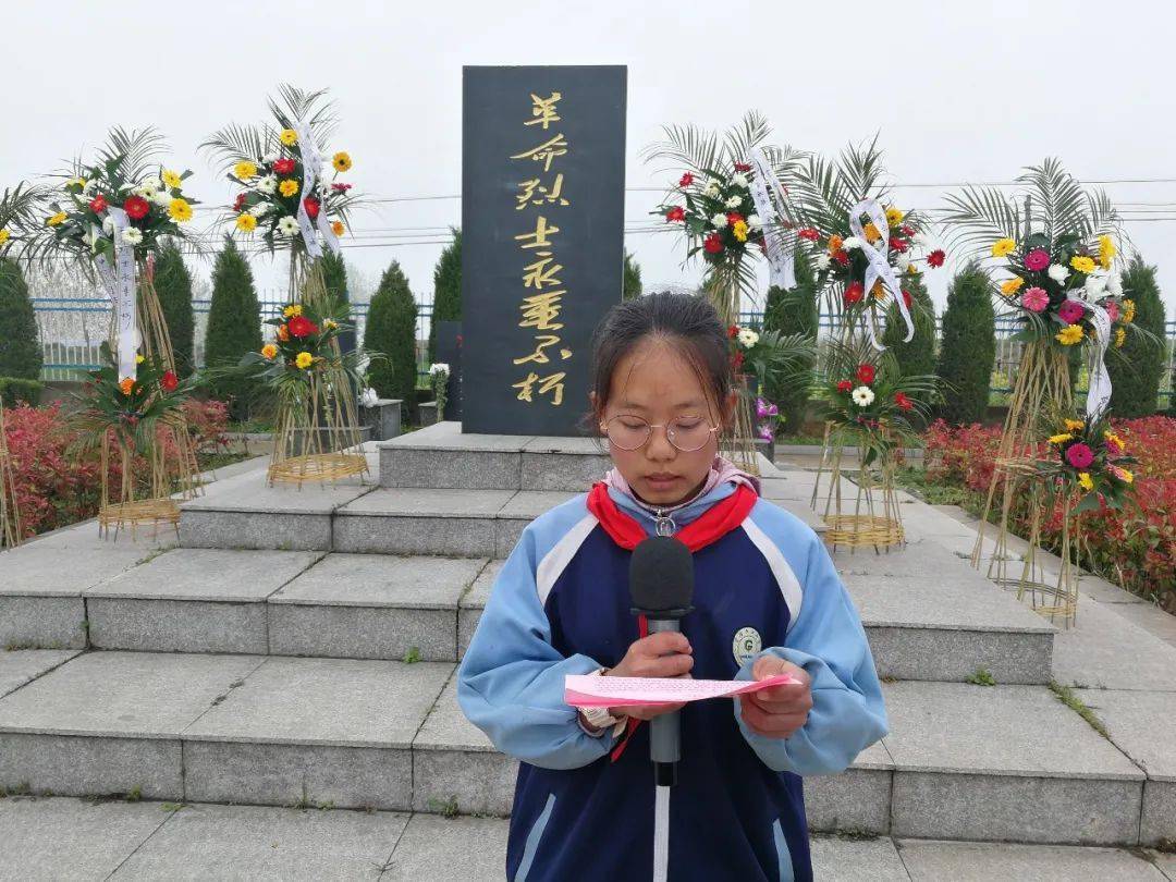 盱眙县官滩中心小学少先队员祭扫索塘革命烈士陵园