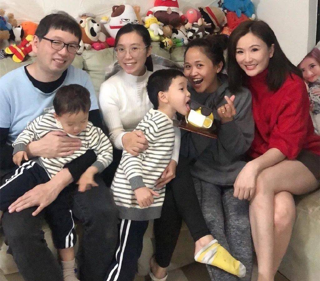 金牌绿叶北上直播当网红,年过40无人陪伴背井离乡寄托
