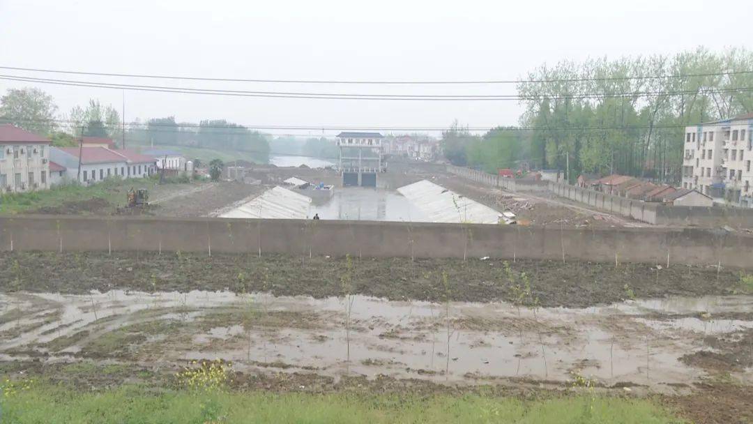 检查组先后到汉川泵站,沉湖镇万福低闸,实地了解了拦污栅水毁修复工程