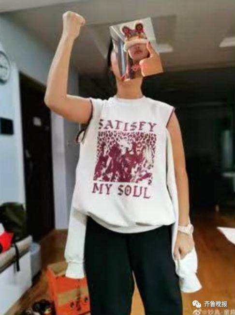 "露肩装"成了这个季节打疫苗 更方便和时尚的着装 看看露肩的实用性