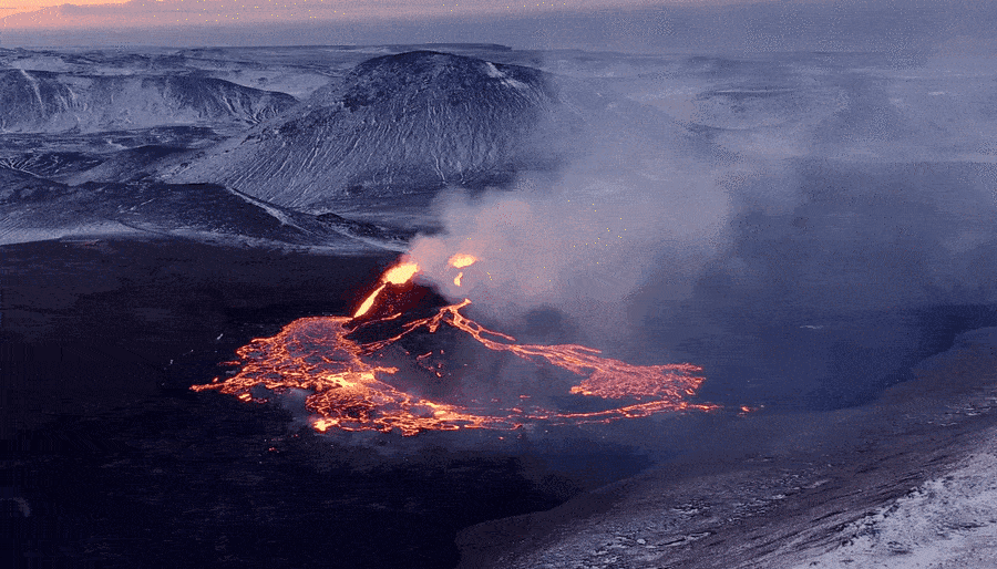 围着火山看岩浆烤香肠打排球冰岛火山爆发我才知道这地方也太绝了