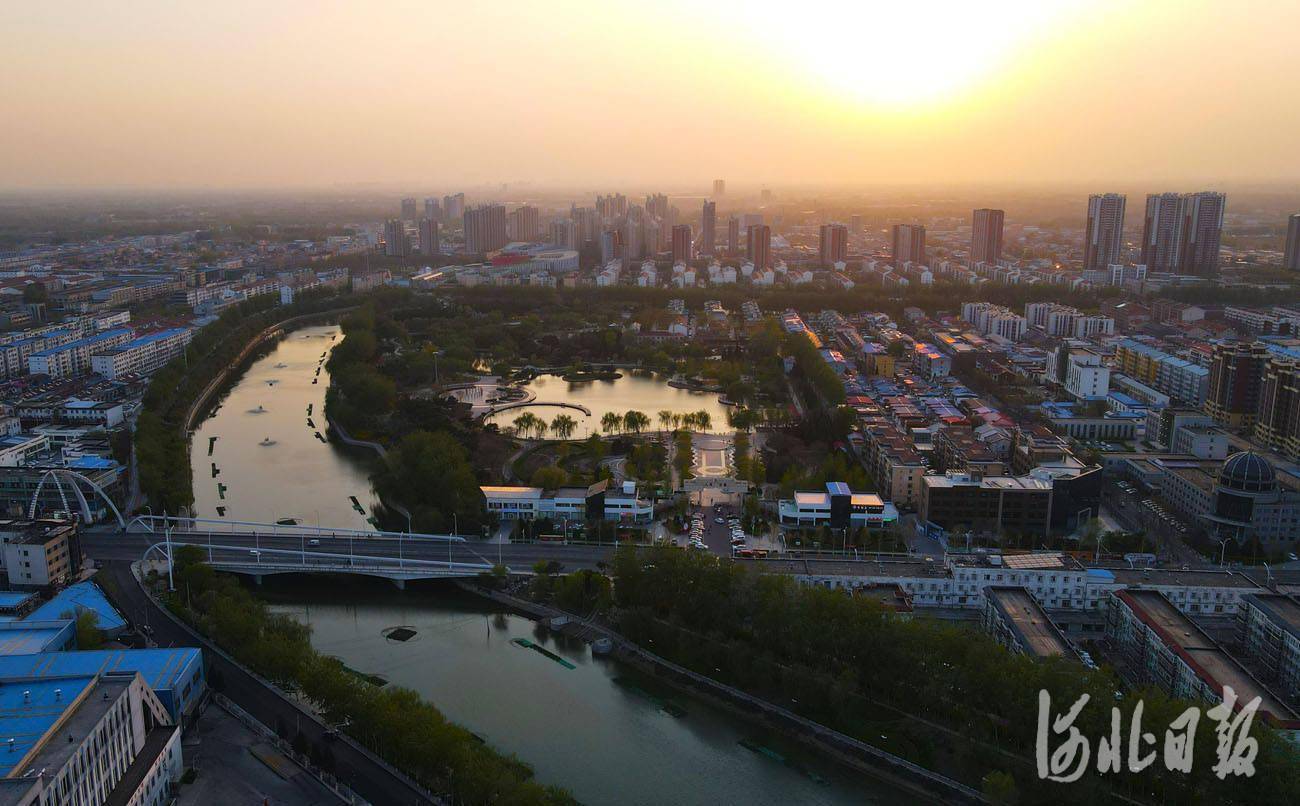 2021年4月8日,河北省三河市穿城而过的泃河两岸美景如画.