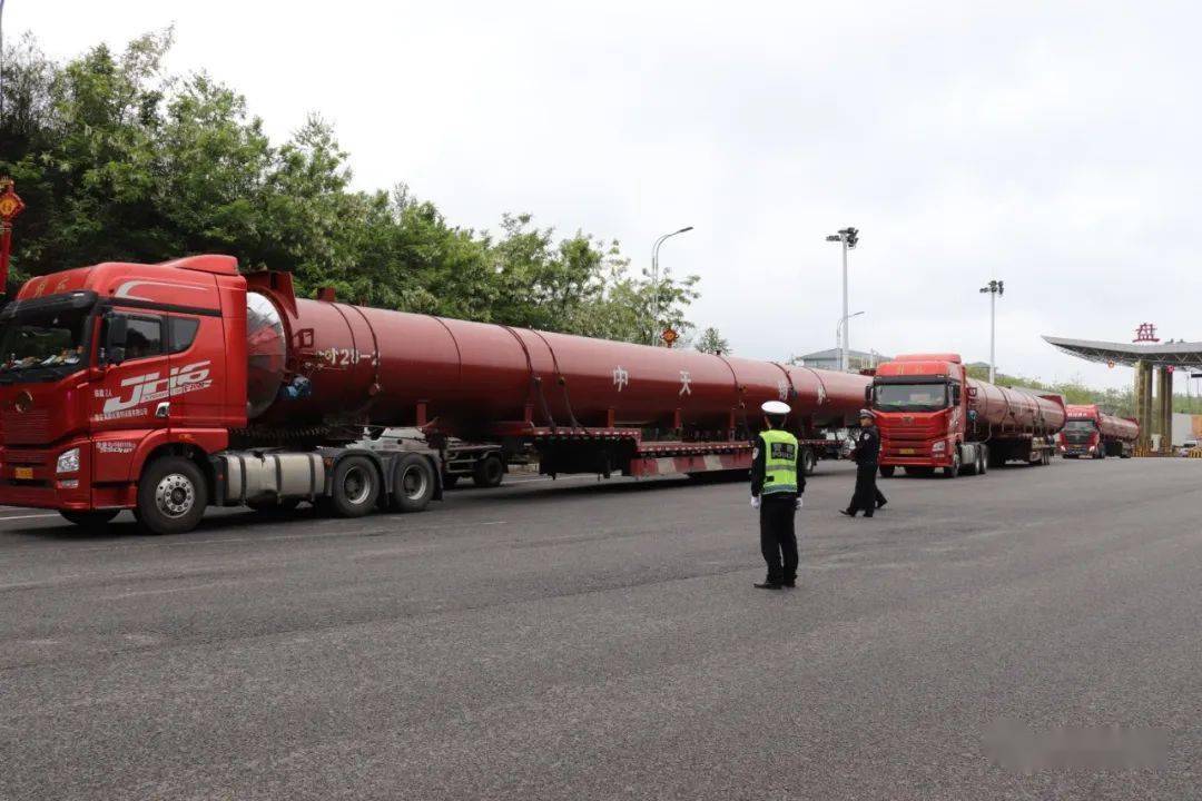 文明盘州盘州惊现38米超长大货车为啥交警一路护送