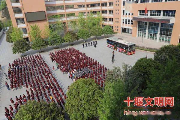 十堰市重庆路小学的校园一辆公交车慢悠悠地开进