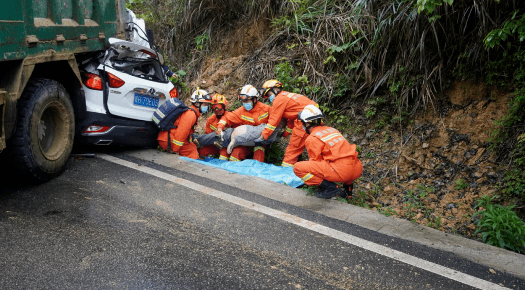 雨天路滑昨日贵州多地发生交通事故