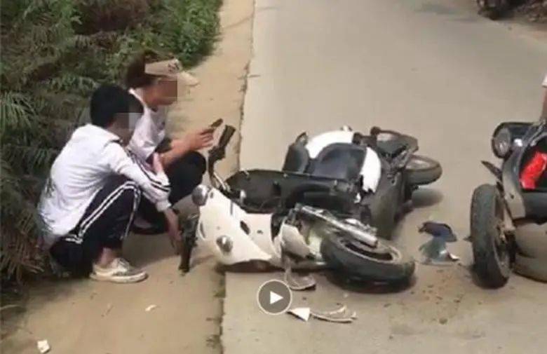 北海湖海路2电动车相撞!一男子口鼻流血,晕倒在地!