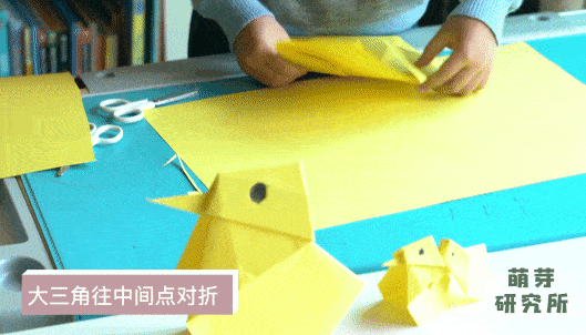 ▼ 把两边对折,压平.▼ 翻开,将小三角对立的大三角娃往中间点对折.