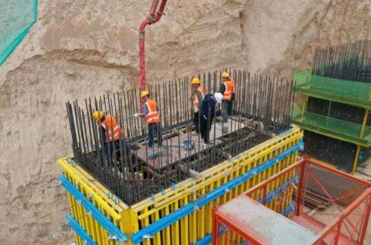 中铁二十一局四公司银昆高速公路项目部首节墩柱混凝土顺利完成浇筑