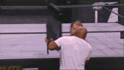 aew:拳王泰森ko重拳,y2j惨遭围殴!魔蝎发威,最后无规则赛太硬核了