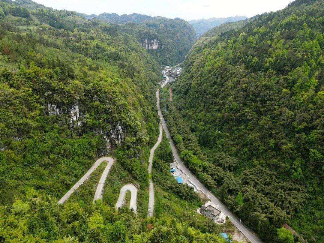 乌龙山大峡谷,位于湘西龙山,跨过湾塘和桂塘两个乡镇,总长度大约二十