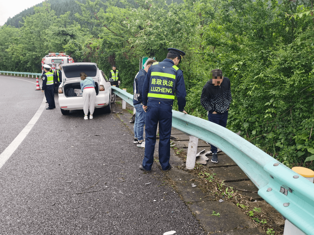 (路政员勘验事故现场)