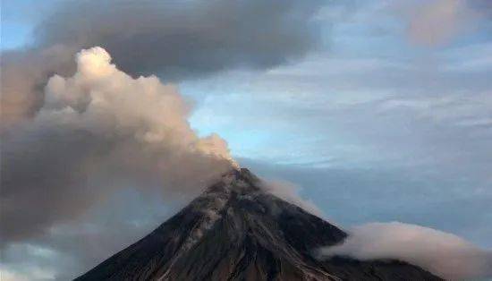迷人的危险!世界十大"高颜值"火山,有的还会喷出蓝色火焰