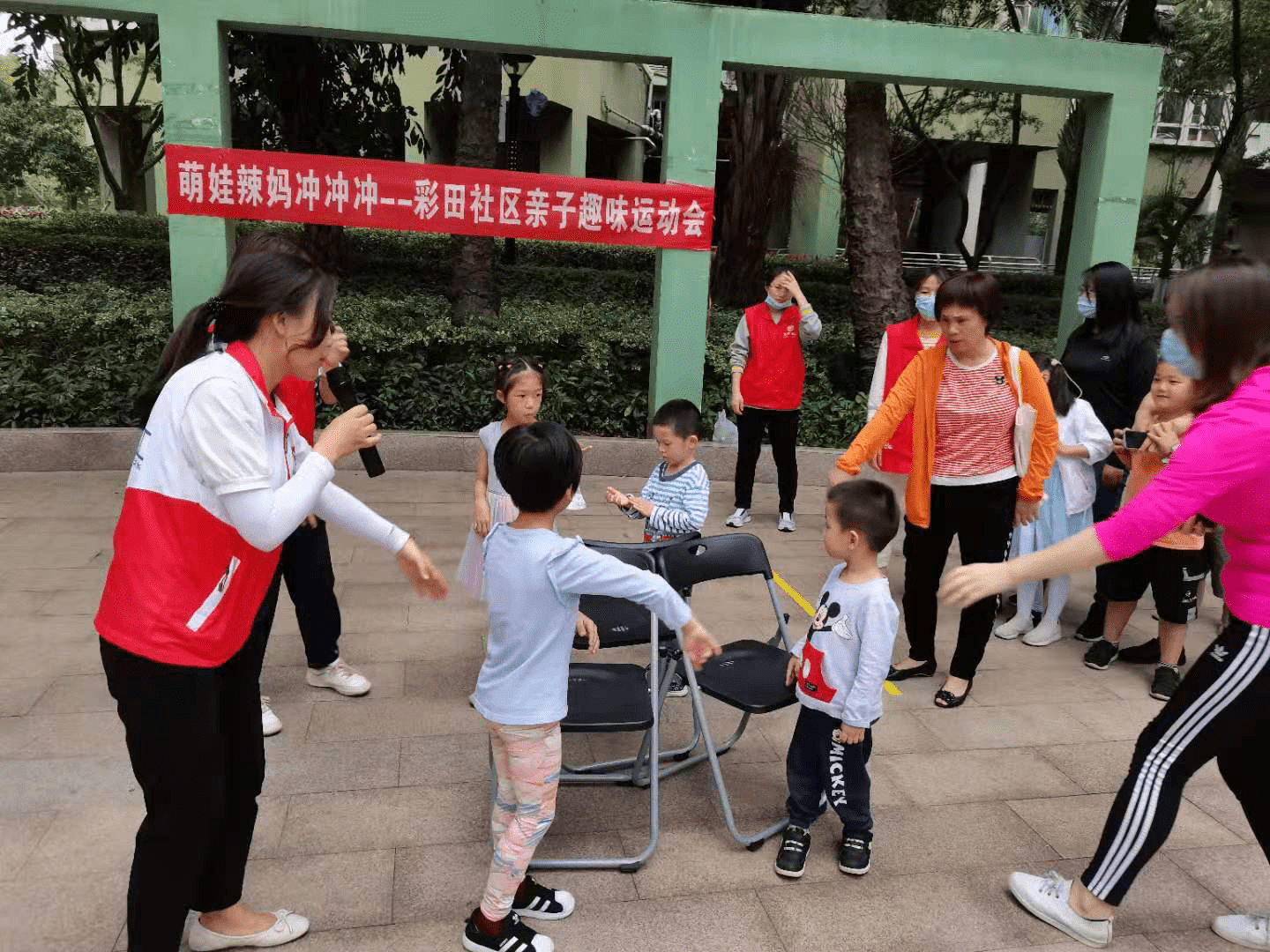 4月18日,在彩田社区党委的支持下,莲花街道彩田社区亲子趣味运动会如