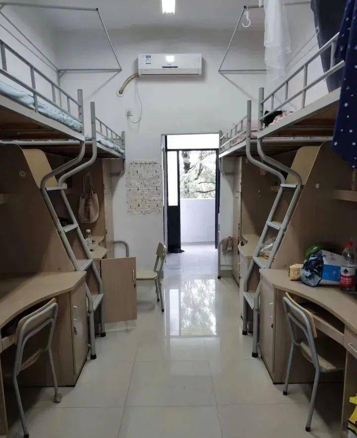 24小时热水,本科生寝室为标准三人间上海科技大学09