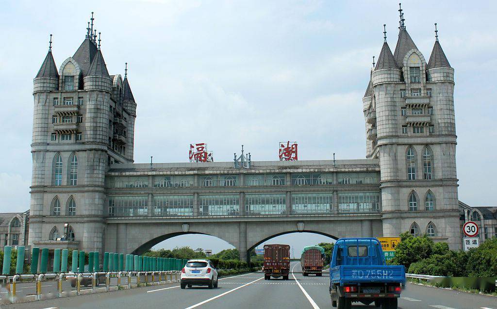 2018年8月18日,江苏常州,车辆从常合高速滆湖服务区的特色塔楼下驶过.