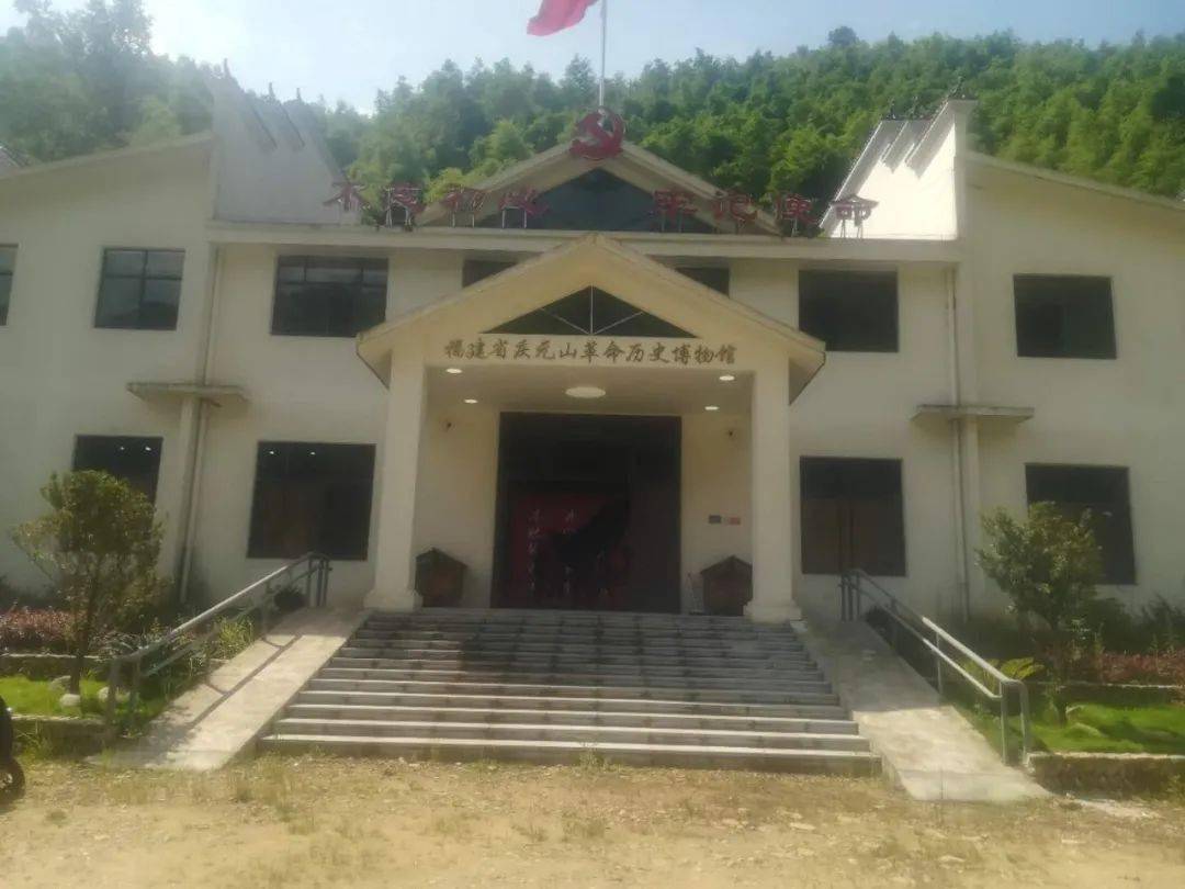馆内展厅以廖俊波同志生平事迹的时间脉络为主线,依次分为"红色土地