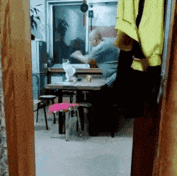 大哥,跟一只猫一般见识还被打了,是不是很尴尬