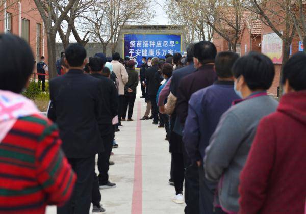 4月1日,滨州沾化泊头镇新冠疫苗接种现场人们在排队等待接种.