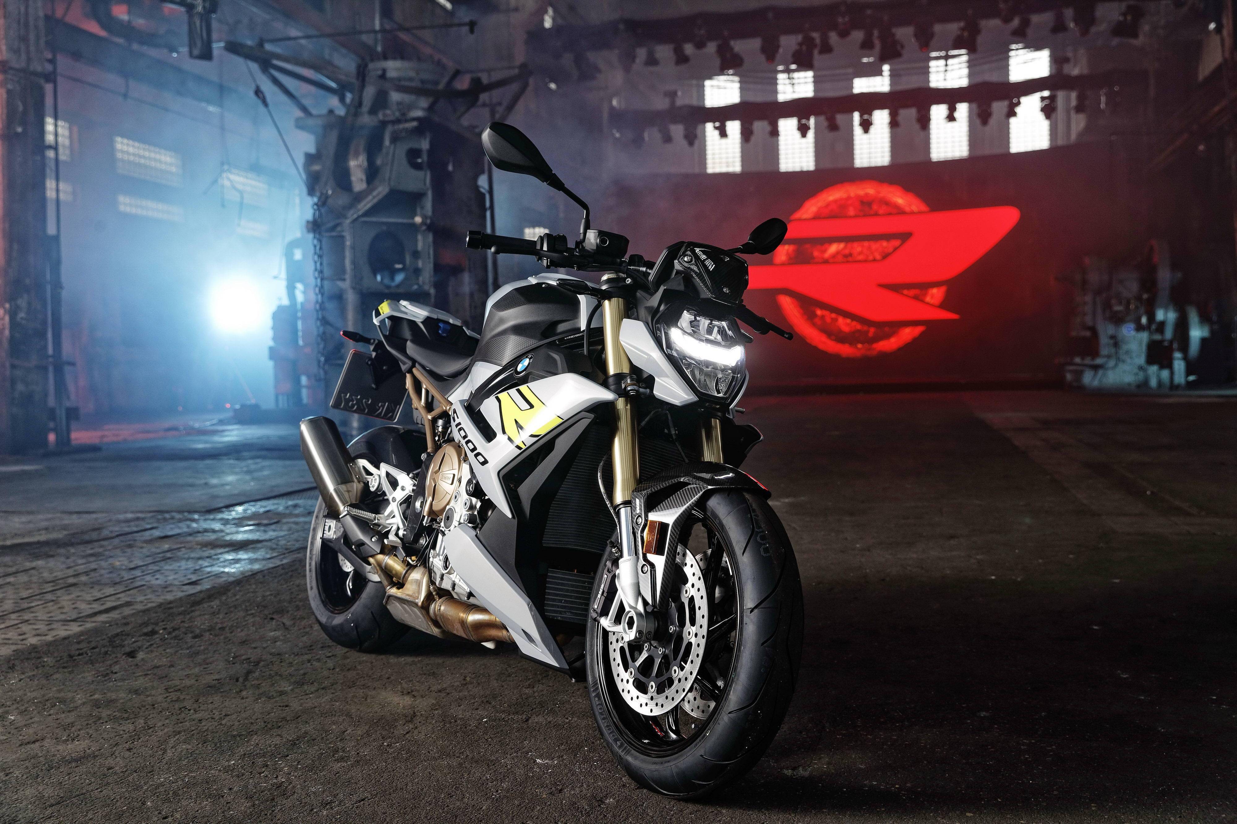 宝马新一代运动街车 2021 s1000r:户外特写