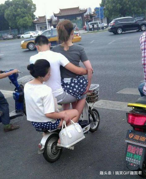 搞笑GIF趣图:妹子,看你怎么这么眼熟,是凤姐吗,尴尬了