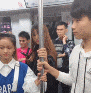 爆笑GIF:妹子,看来夏天是真的来了!