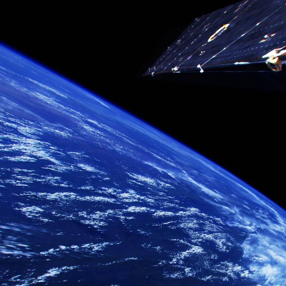 航天员杨利伟乘坐神舟五号载人飞船绕地球飞行期间,所拍摄的太空