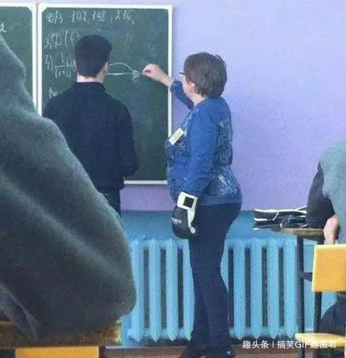 搞笑GIF趣图:妹子,看你怎么这么眼熟,是凤姐吗,尴尬了