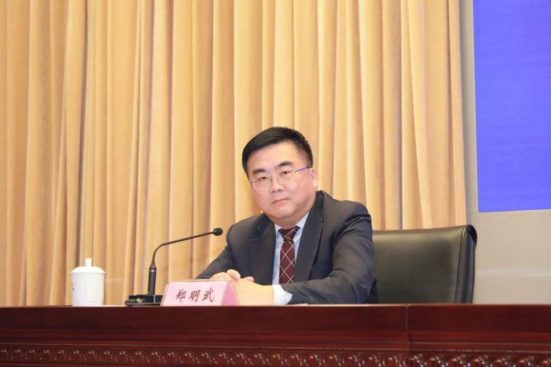 主持人:省委宣传部副部长,省政府新闻办主任 郑明武(许梦宇摄)