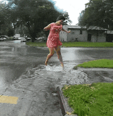 搞笑gif:妹子多大的人了,还在玩旋转木马_人民公园