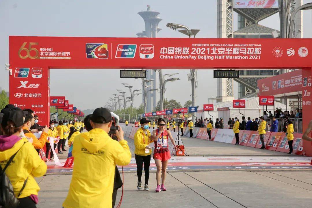 4月24日7时,2021年北京国际长跑节——北京半程马拉松在天安门广场