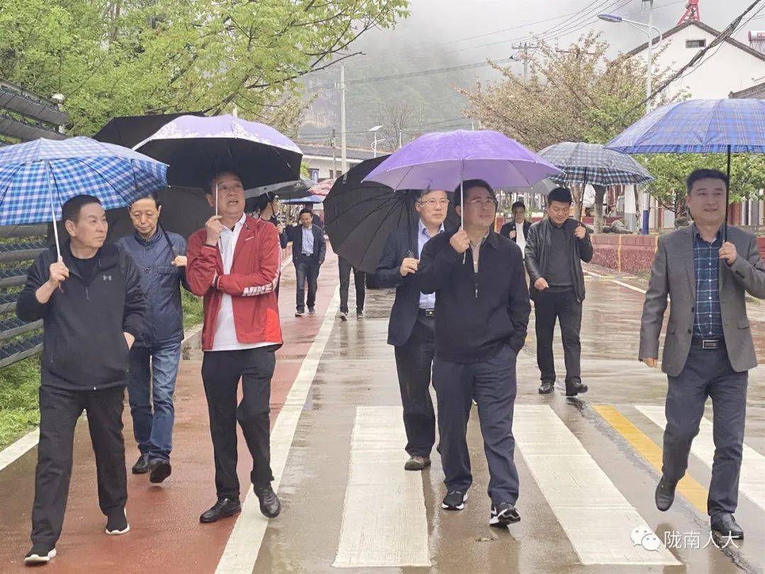 常委会城建环资工委主任黄水祥一行9人,来陇南市考察生态环境保护情况