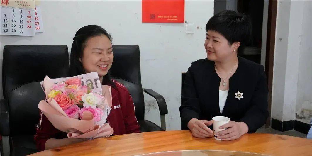 龙泉市领导看望慰问"励志女孩"叶景芬