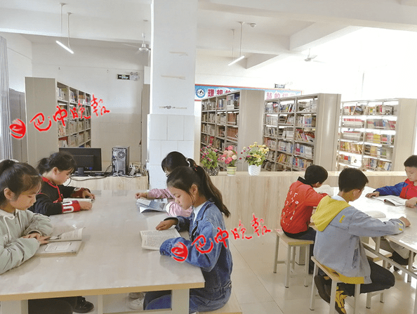 学生在学校图书室阅读开展书香研学行活动 学生在实践中爱上书籍"原来