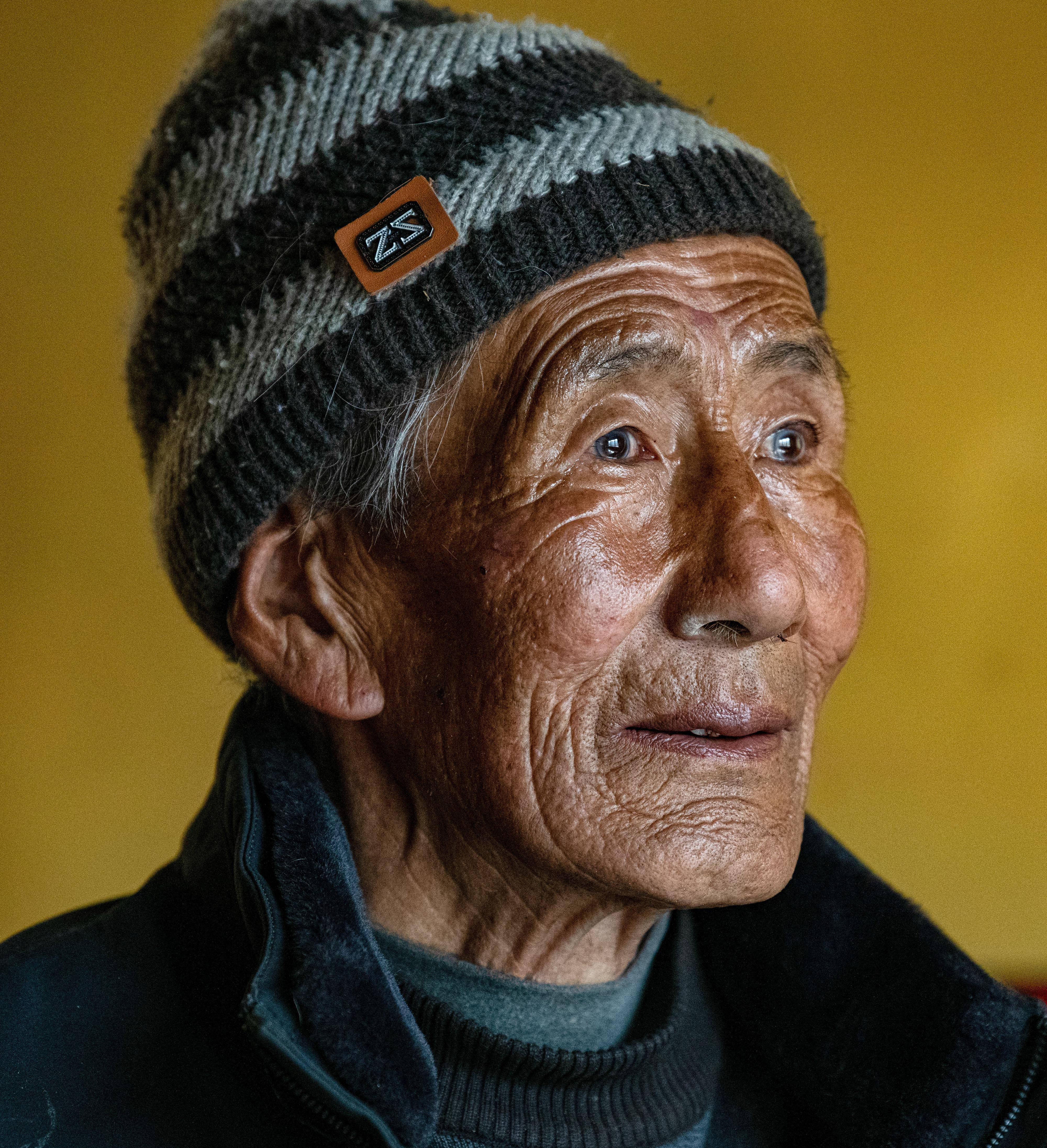 次仁这是在拉萨市当雄县宁中乡麦灵村拍摄的次仁老人肖像(4月16日摄)