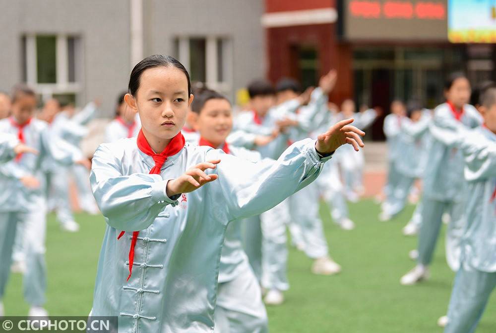 内蒙古呼和浩特市新城区海新小学学生在太极拳比赛中.